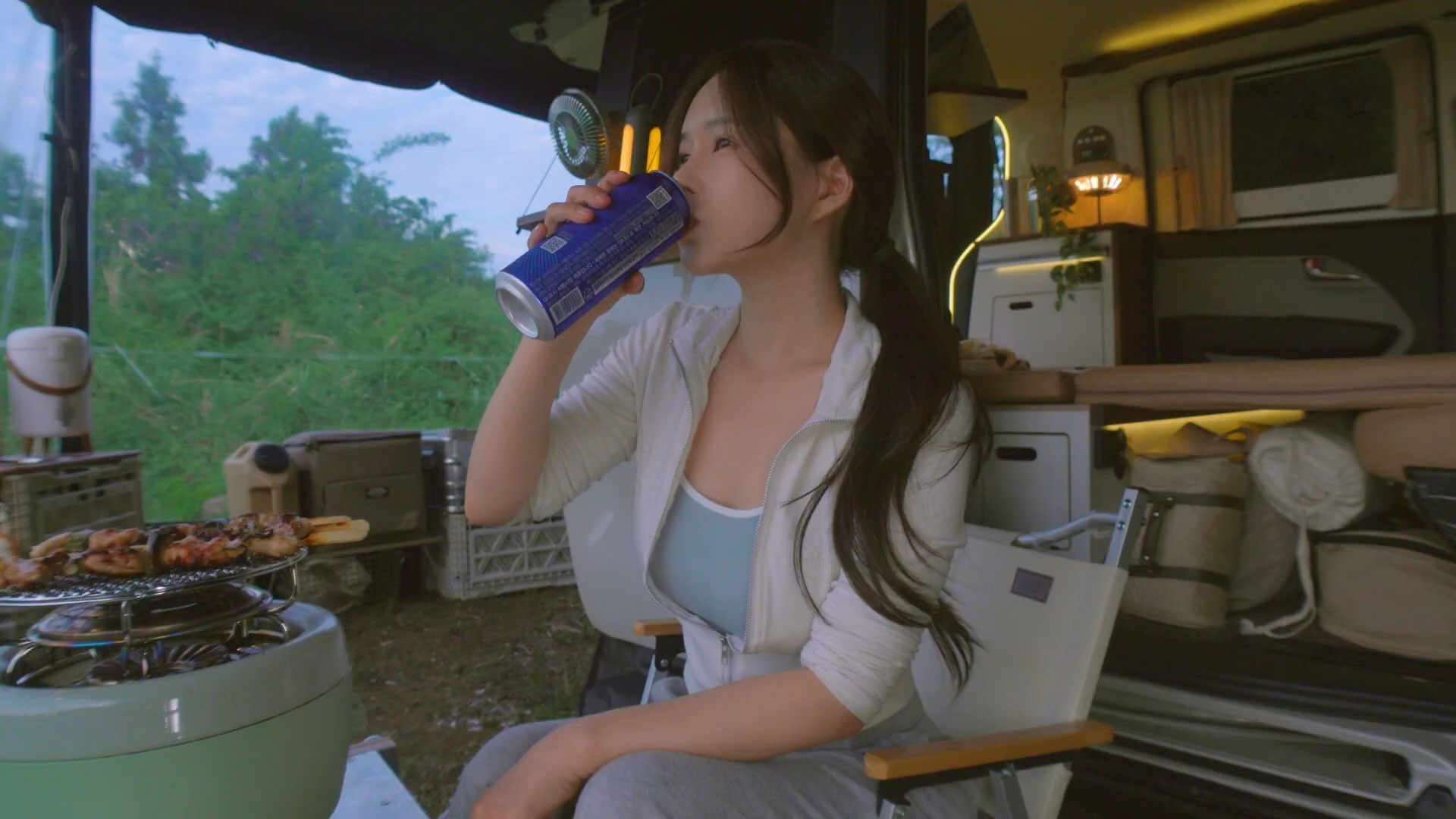 SUV悬在山坡两人危在旦夕 十几人拉绳作保险